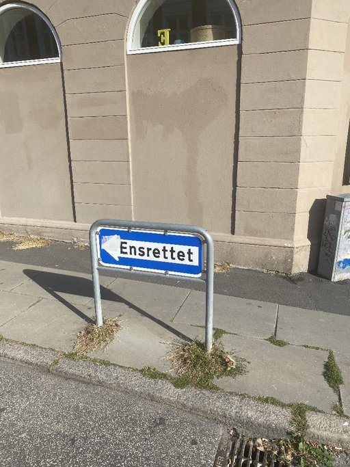 A street sign saying "Ensrettet"