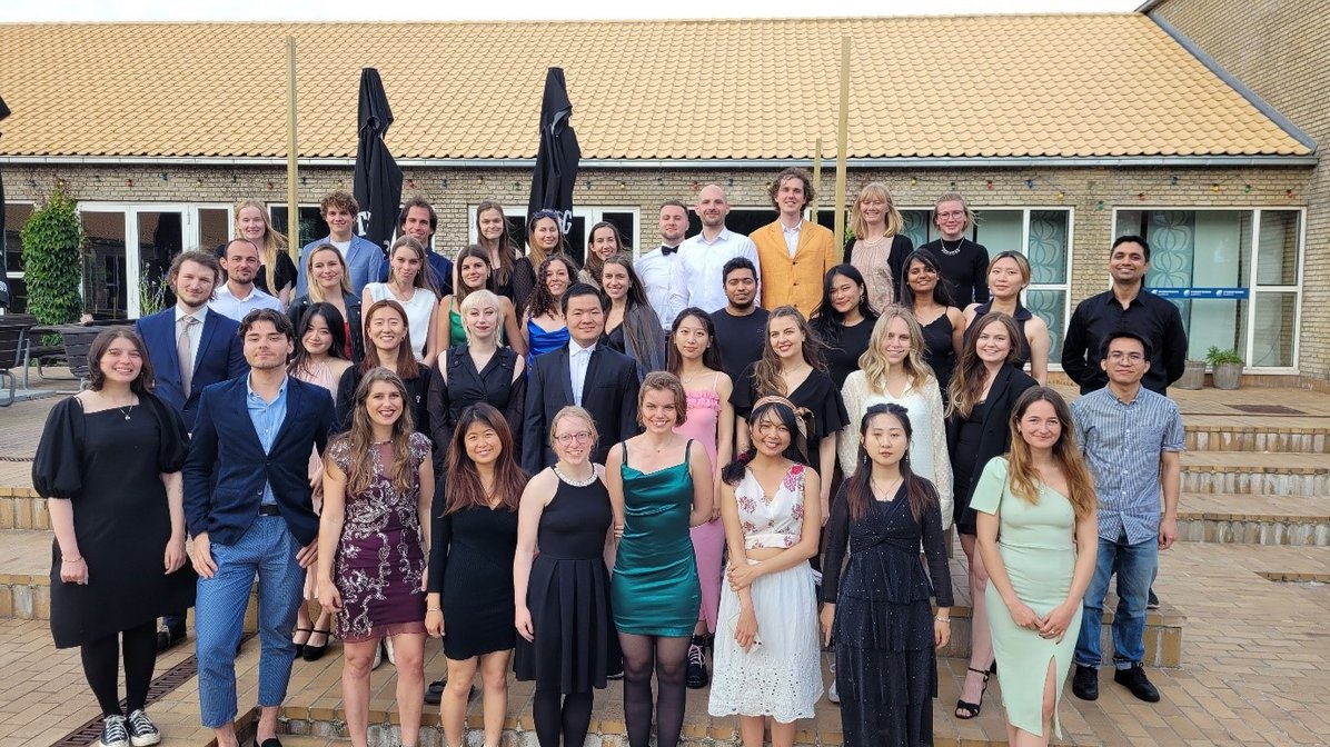 Group picture of the Aarhus University student ambassadors in front of Studenterhus