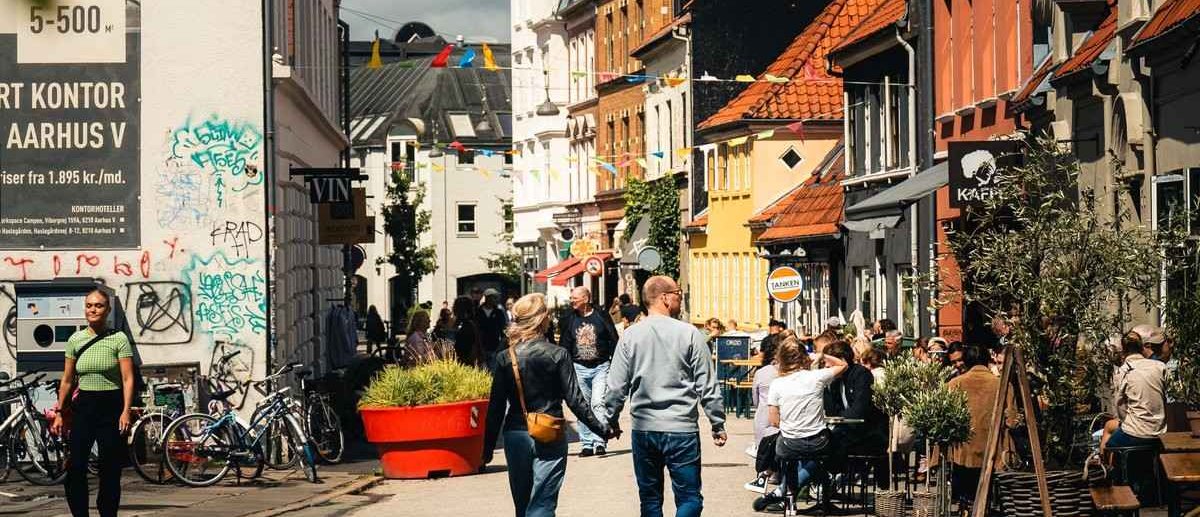 Two people walking down the Latin Quarter in Aarhus