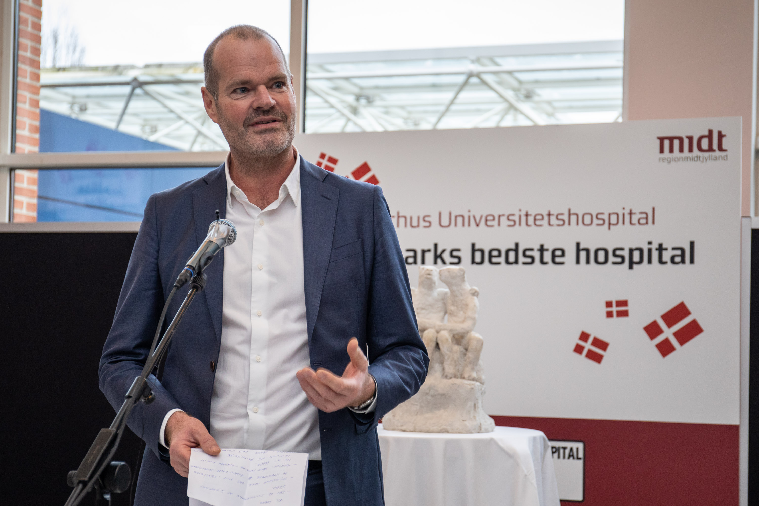 Dean Lars Bo Nielsen congratulates Aarhus University Hospital on winning the title of Denmark’s Best Hospital. Photo: Michael Harder/AUH